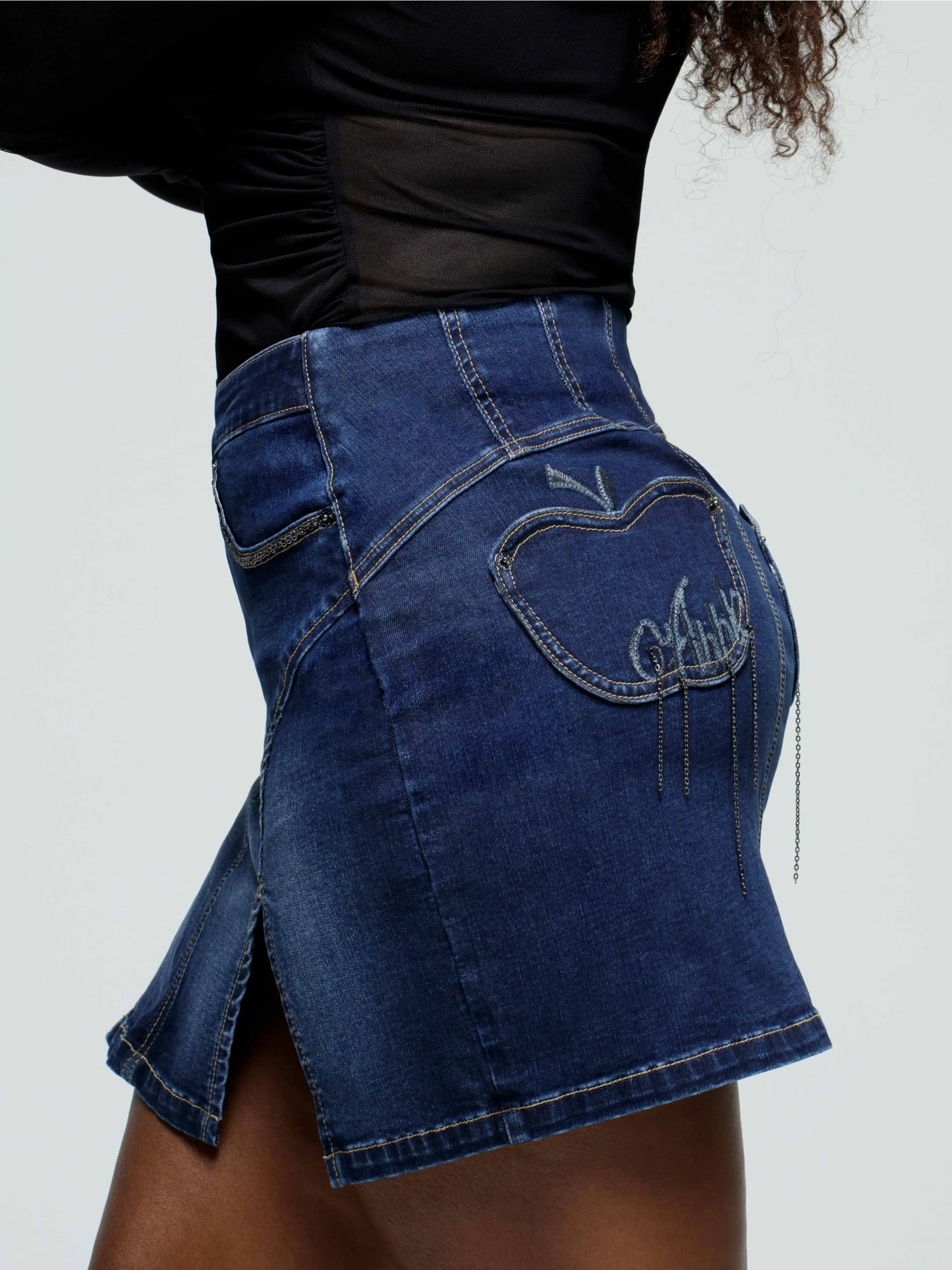APPLE BOTTOM JEANS - CHAIN LINK SIGNATURE APPLE MINI SKIRT DARK WASH - 6