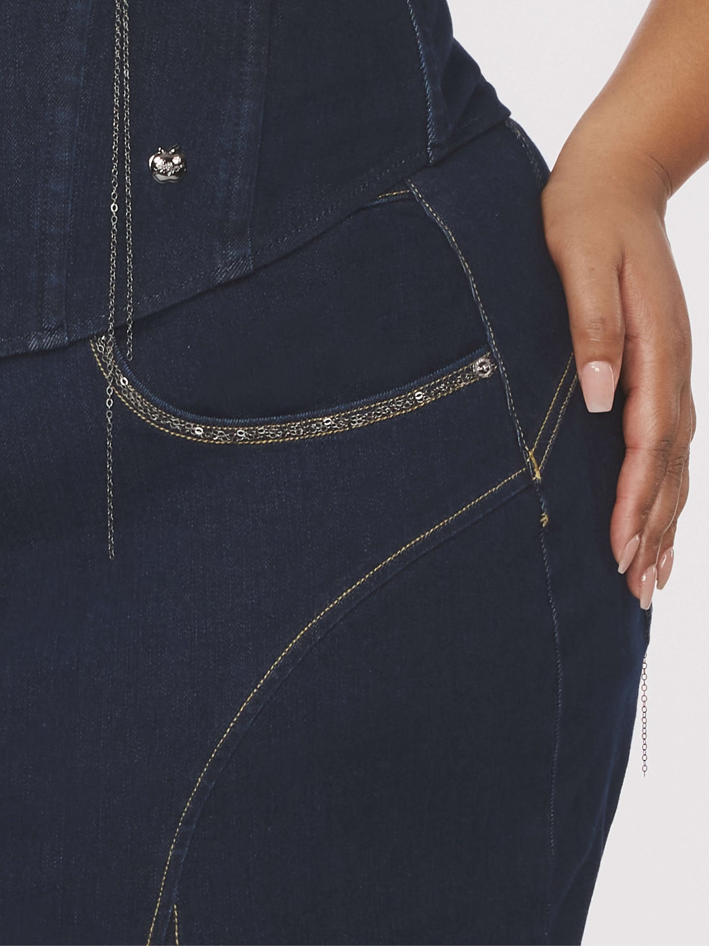 APPLE BOTTOM JEANS - AFJ-4108
CHAIN LINKS SIGNATURE APPLE JEAN DARK - 6